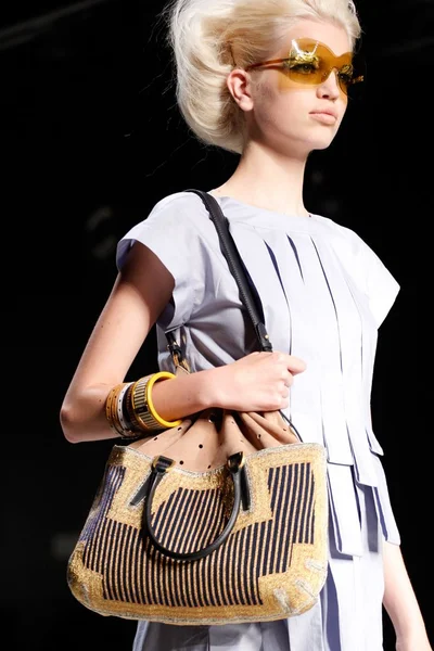 Look 100